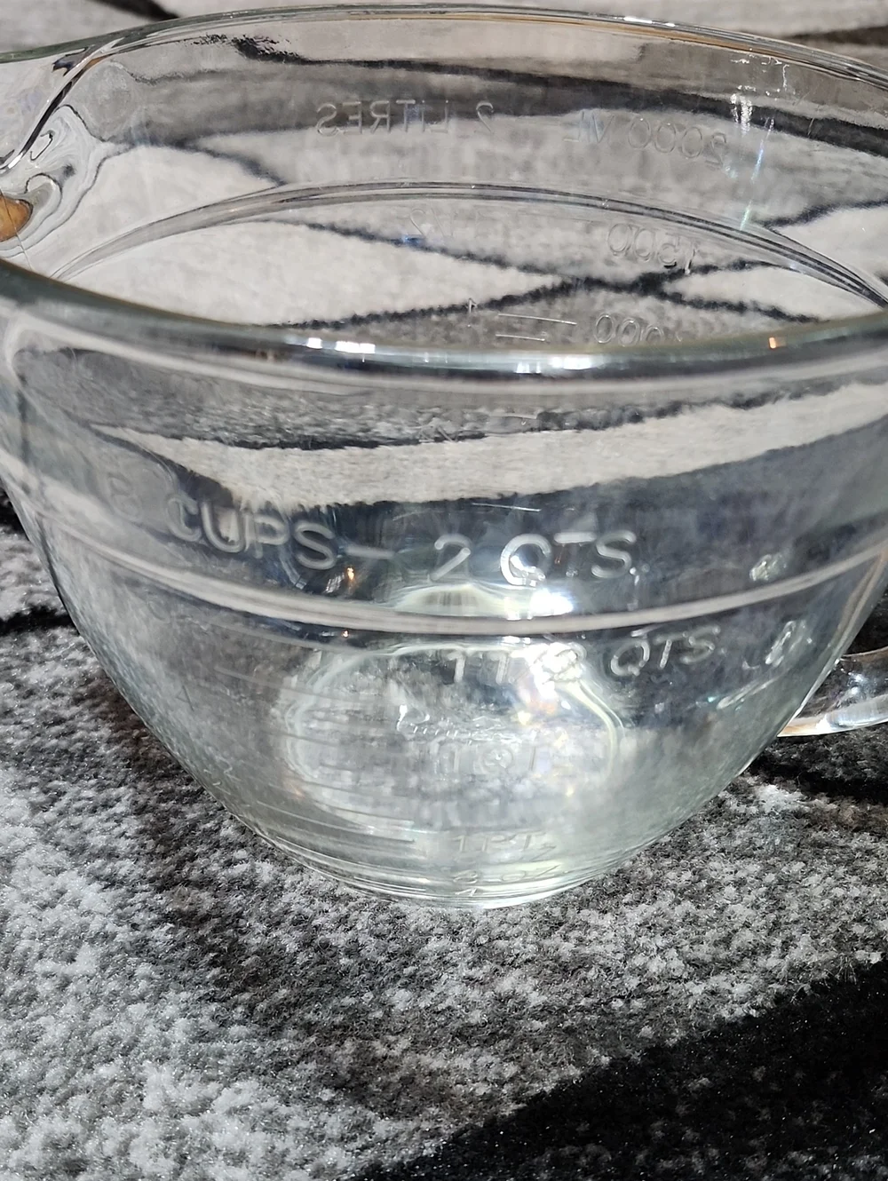 VINTAGE PAMPERED CHEF CLEAR HEAVY-DUTY 8 CUPS MIXING MEASURING BATTER BOWL